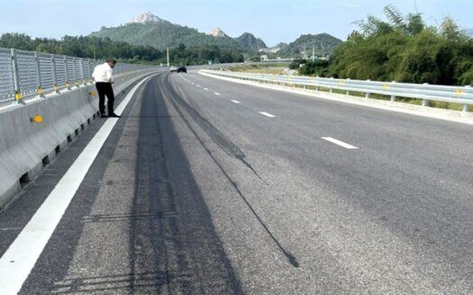 Cao tốc qua Thanh Hóa nghi bị đổ hóa chất phá hoại mặt đường