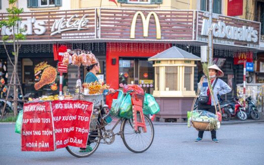 Nơi Starbucks sánh vai cùng trà đá, xiên que “bao vây” McDonald’s, bánh mì thịt xiên đặt trước Lotteria