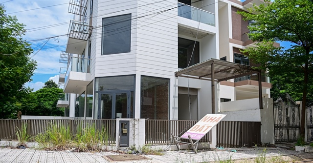 Biệt thự bỏ hoang cho ruồi muỗi sống, giá vẫn tăng khó tin