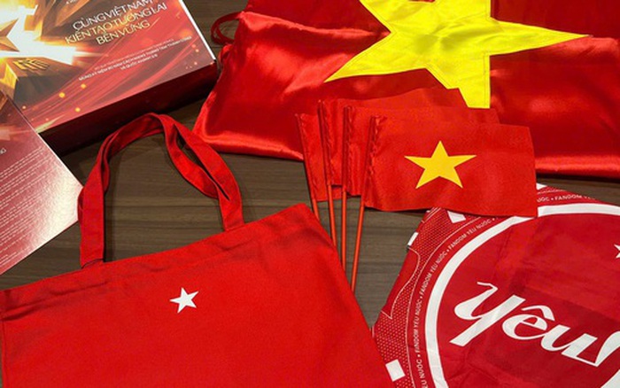 Cư dân Masterise Homes nhận quà “yêu nước”, tự hào chung tay “phủ đỏ” Việt Nam